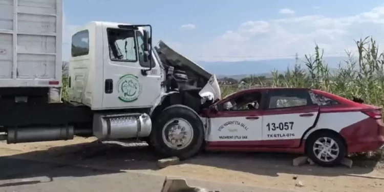 VIDEO | ¡Brutal choque en la 190! Camión invade carril y arrastra taxi con pasajeros atrapados