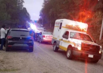 Fatal choque frontal deja un muerto y seis heridos, entre ellos menores