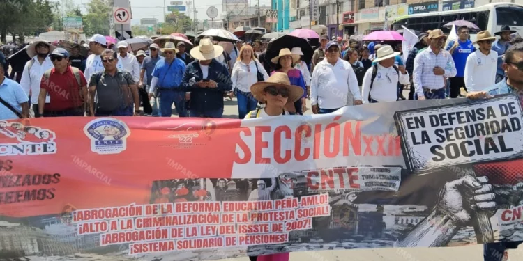 VIDEO | Sección 22 inicia paro indefinido con mega marcha al zócalo