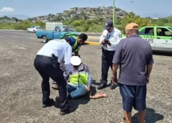 Colapsa trabajador por presunto golpe de calor en pleno centro de Tehuantepec