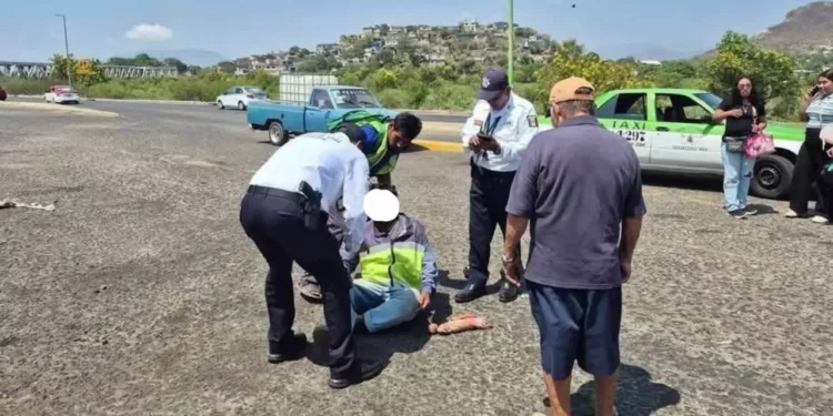 Colapsa trabajador por presunto golpe de calor en pleno centro de Tehuantepec