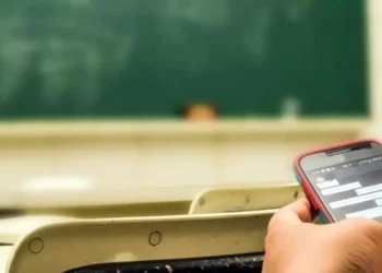 Foto: internet – ilustrativa // Presentan iniciativa para moderar celulares en escuelas.