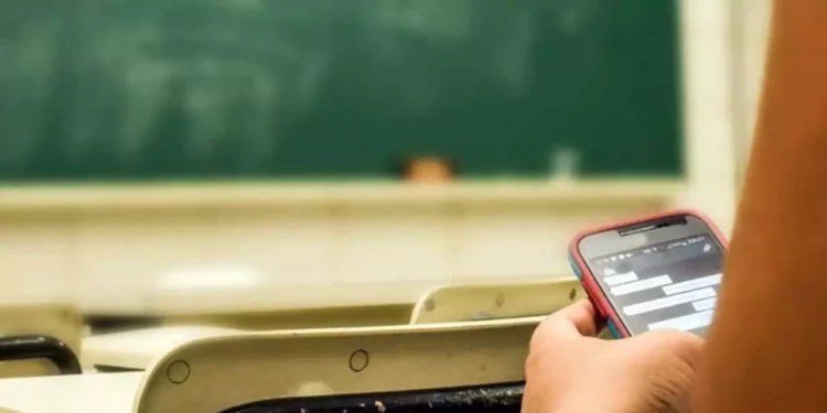 Foto: internet – ilustrativa // Presentan iniciativa para moderar celulares en escuelas.