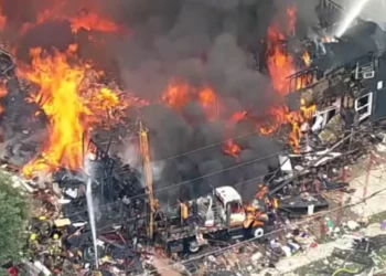 Explosión e incendio en edificio de Dallas deja cuatro heridos y moviliza a casi 100 bomberos