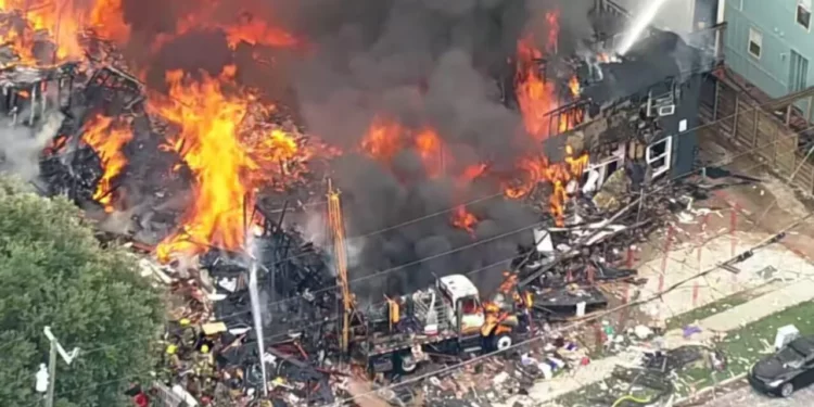 Explosión e incendio en edificio de Dallas deja cuatro heridos y moviliza a casi 100 bomberos