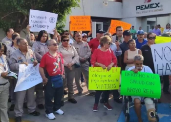 Jubilados protestan por colapso en servicios médicos de Pemex