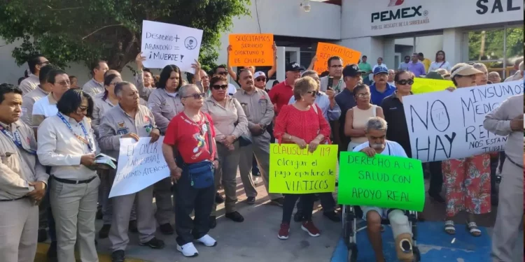 Jubilados protestan por colapso en servicios médicos de Pemex