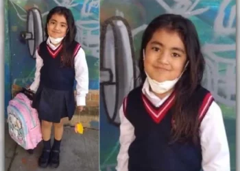 La pequeña vestía su uniforme escolar.