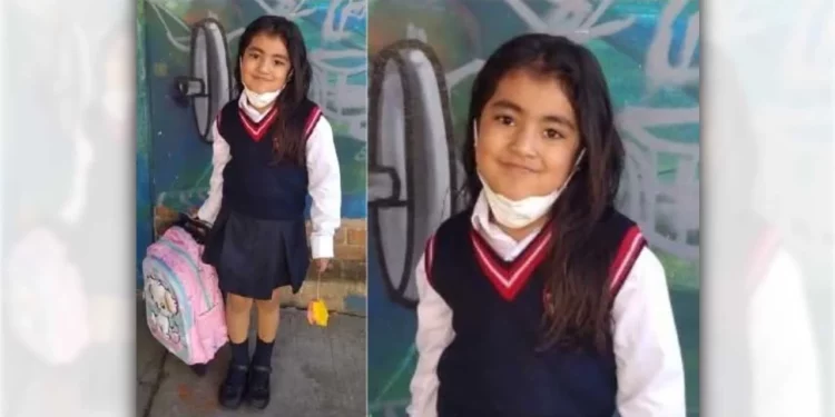 La pequeña vestía su uniforme escolar.