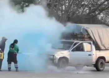 VIDEO | Valiente madre evita tragedia en gasolinera de Huatulco al controlar incendio de un vehículo