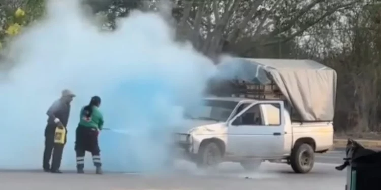 VIDEO | Valiente madre evita tragedia en gasolinera de Huatulco al controlar incendio de un vehículo