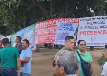 Foto: Tomada de video // Autotransportistas se reunieron el 21 de abril en El Llano, previendo las nuevas reglas para acceder al Centro Histórico.