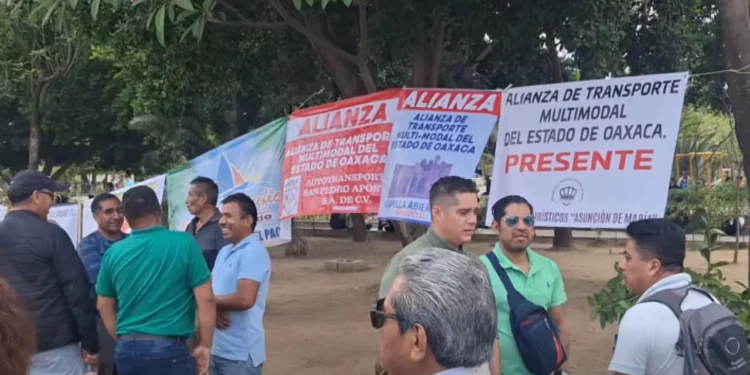 Foto: Tomada de video // Autotransportistas se reunieron el 21 de abril en El Llano, previendo las nuevas reglas para acceder al Centro Histórico.