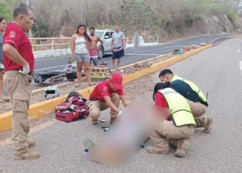 Personal de Protección Civil y Bomberos brindó los primeros auxilios al motociclista herido.