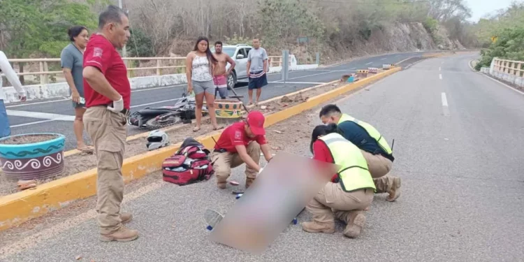 Personal de Protección Civil y Bomberos brindó los primeros auxilios al motociclista herido.