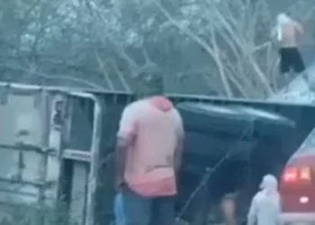VIDEO | Caos y rapiña en la carretera 200: tráiler con leche vuelca y pobladores saquean la carga