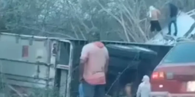 VIDEO | Caos y rapiña en la carretera 200: tráiler con leche vuelca y pobladores saquean la carga