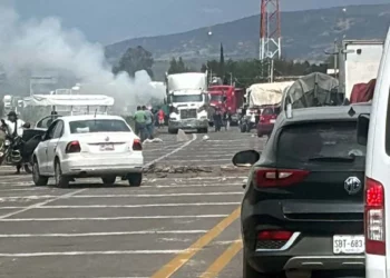 Fotos: redes sociales // En el desalojo, civiles con armas de alto poder.