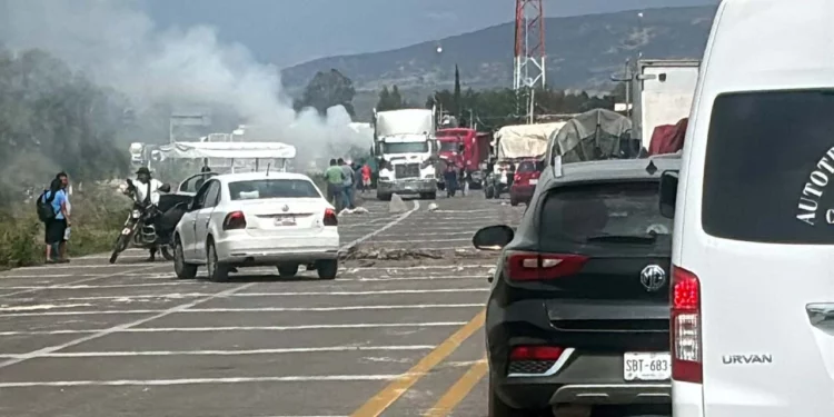 Fotos: redes sociales // En el desalojo, civiles con armas de alto poder.