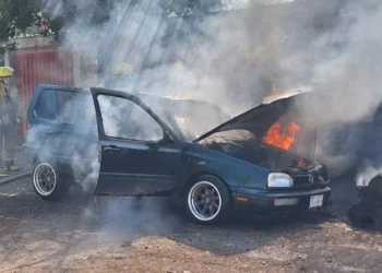 Vehículo Golf se incendia en plena calle de Huajuapan por presunta falla mecánica