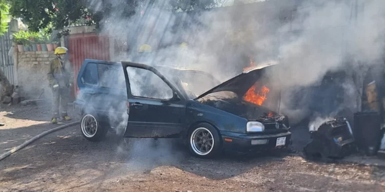 Vehículo Golf se incendia en plena calle de Huajuapan por presunta falla mecánica