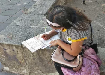 Foto: Archivo El Imparcial // Una mujer llena una solicitud de empleo. Más de 280 mil oaxaqueños requieren de un segundo salario.
