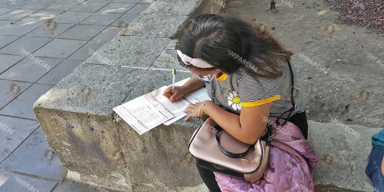 Foto: Archivo El Imparcial // Una mujer llena una solicitud de empleo. Más de 280 mil oaxaqueños requieren de un segundo salario.