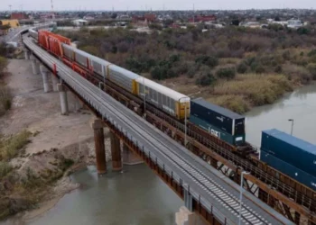 Hallan a 6 personas muertas en ferrocarril de Texas