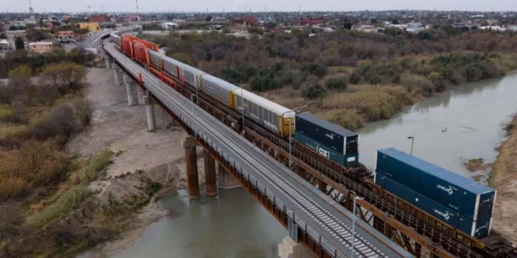 Hallan a 6 personas muertas en ferrocarril de Texas