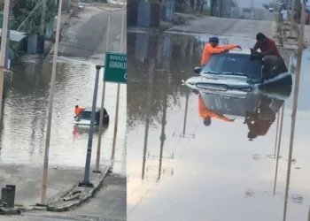 Varado vehículo en tremendo charco en el CRIT en Xoxocotlán; Protección Civil rescata a cuatro personas