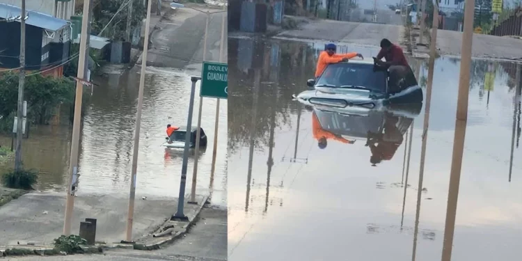 Varado vehículo en tremendo charco en el CRIT en Xoxocotlán; Protección Civil rescata a cuatro personas