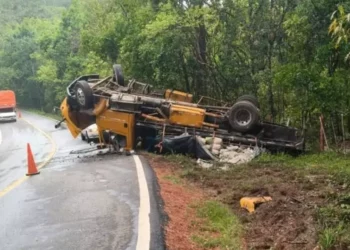 Vuelca camión con materiales en la Sierra Sur; el accidente reaviva riesgos en la carretera 125