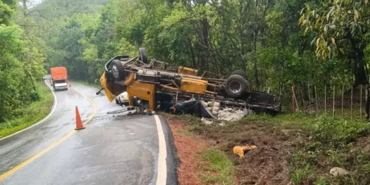 Vuelca camión con materiales en la Sierra Sur; el accidente reaviva riesgos en la carretera 125