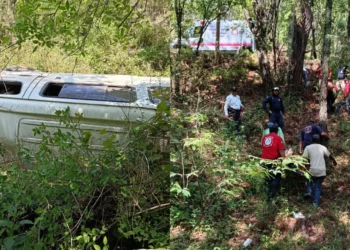 Urvan se precipita 20 metros en barranco sobre la carretera a Oaxaca; dos heridos trasladados al hospital
