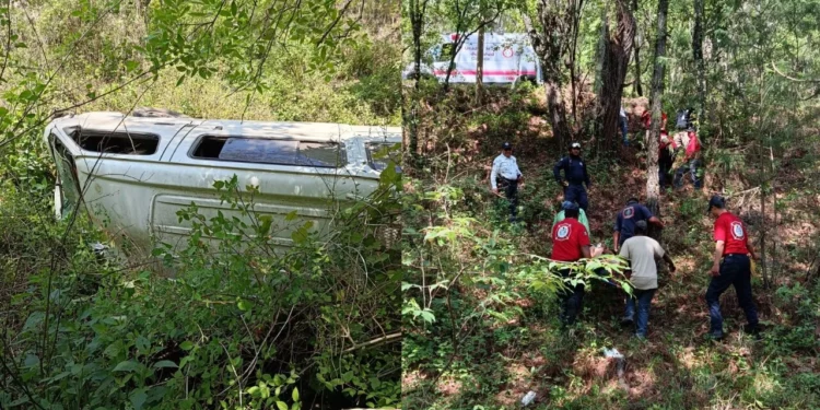 Urvan se precipita 20 metros en barranco sobre la carretera a Oaxaca; dos heridos trasladados al hospital