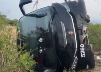 Aparatosa volcadura de autobús en La Ventosa exhibe riesgos y ausencia de autoridad