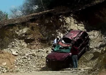 ¡Fatal volcadura en Colotepec! Camioneta se sale de la carretera y deja un muerto