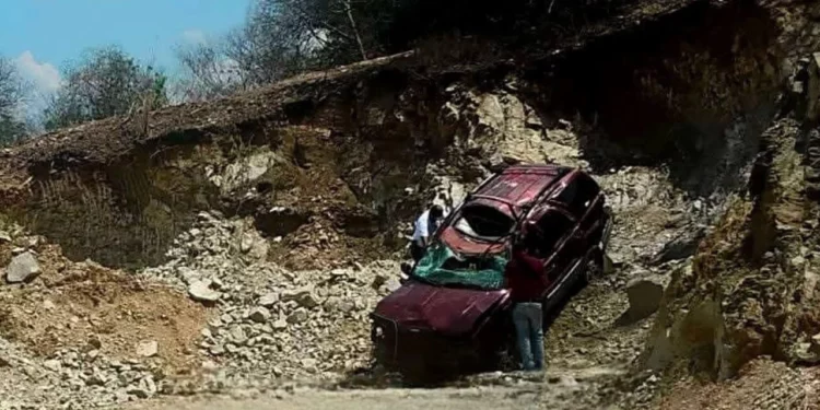 ¡Fatal volcadura en Colotepec! Camioneta se sale de la carretera y deja un muerto
