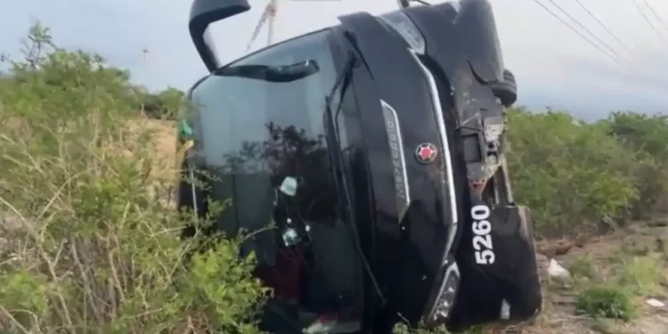 Aparatosa volcadura de autobús en La Ventosa exhibe riesgos y ausencia de autoridad