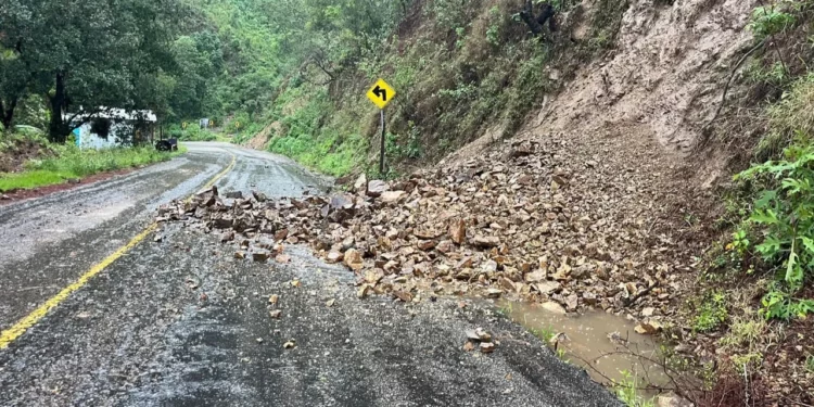 Tormenta tropical Boris deja derrumbes y deslaves en carreteras de Oaxaca