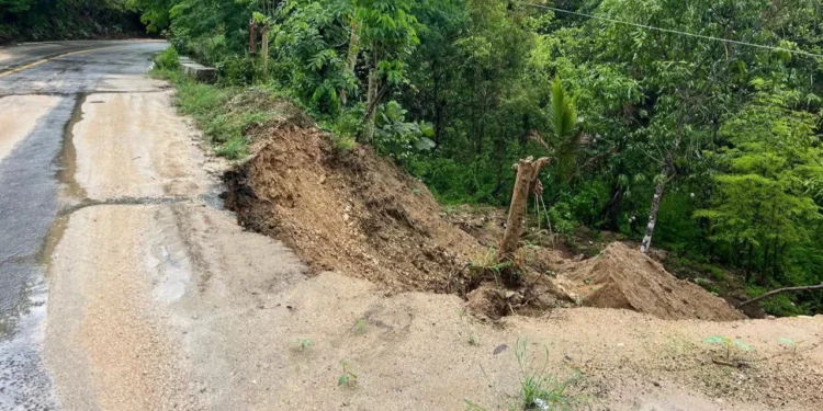 Tormenta tropical Boris deja derrumbes y deslaves en carreteras de Oaxaca