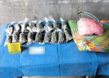 Se decomisaron más de 800 gramos de hierba seca con las características de la marihuana.