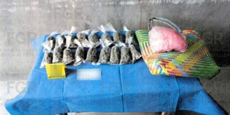 Se decomisaron más de 800 gramos de hierba seca con las características de la marihuana.