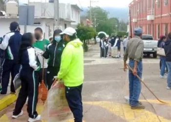 Vecinos, estudiantes y brigadistas participaron en la limpieza de barrancos, arroyos y calles.