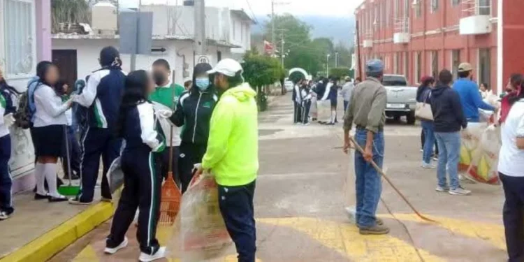 Vecinos, estudiantes y brigadistas participaron en la limpieza de barrancos, arroyos y calles.
