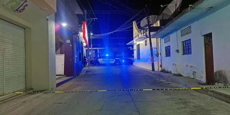 Agentes investigadores realizaron las diligencias en el exterior de la clínica. El establecimiento “Lounis” fue clausurado y acordonado por las autoridades tras el ataque.