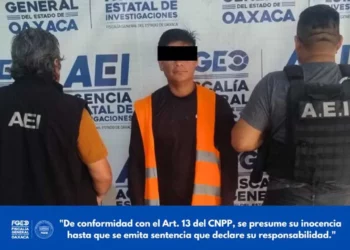 Agentes de la Agencia Estatal de Investigaciones (AEI) trasladan bajo un estricto esquema de seguridad a Josmar O.A. tras ejecutar la orden de aprehensión en su contra.