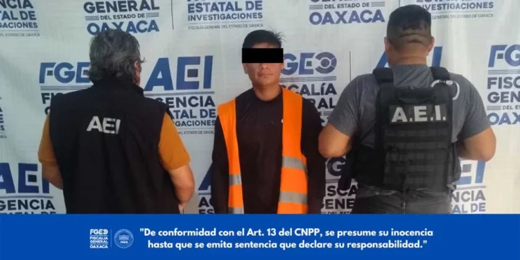 Agentes de la Agencia Estatal de Investigaciones (AEI) trasladan bajo un estricto esquema de seguridad a Josmar O.A. tras ejecutar la orden de aprehensión en su contra.