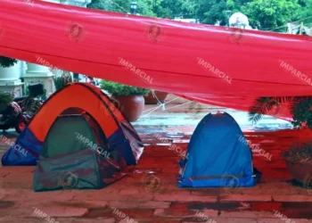 Foto: Adrián Gaytán // Abandonado el campamento de la Sección 22 en el zócalo de la ciudad de Oaxaca.