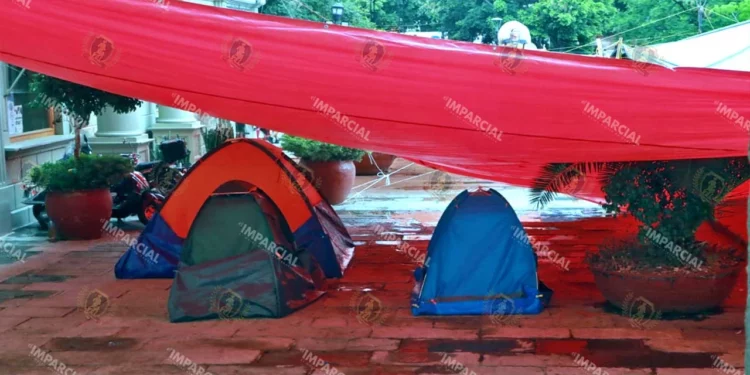 Foto: Adrián Gaytán // Abandonado el campamento de la Sección 22 en el zócalo de la ciudad de Oaxaca.